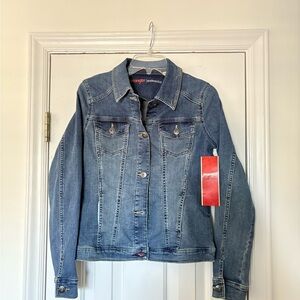 Wrangler Women’s Blue Denim Jacket w front stitching. Stretchy material, size sm